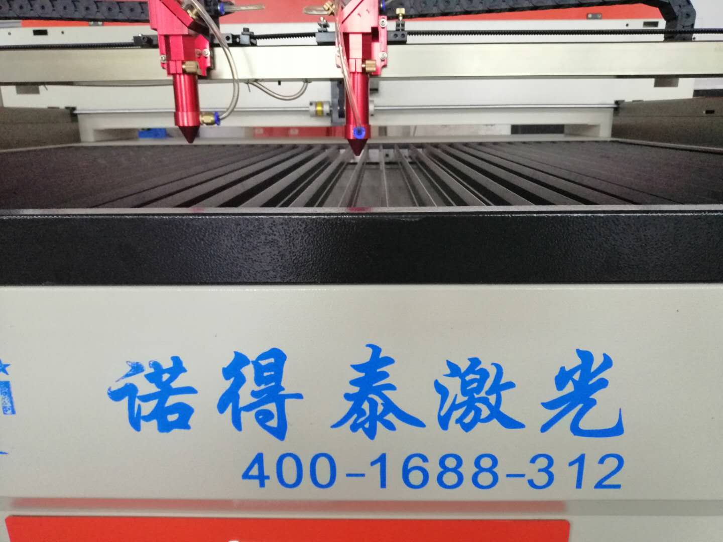 皮革還是應(yīng)用這款集切割雕刻為一體激光機(jī)加工！
