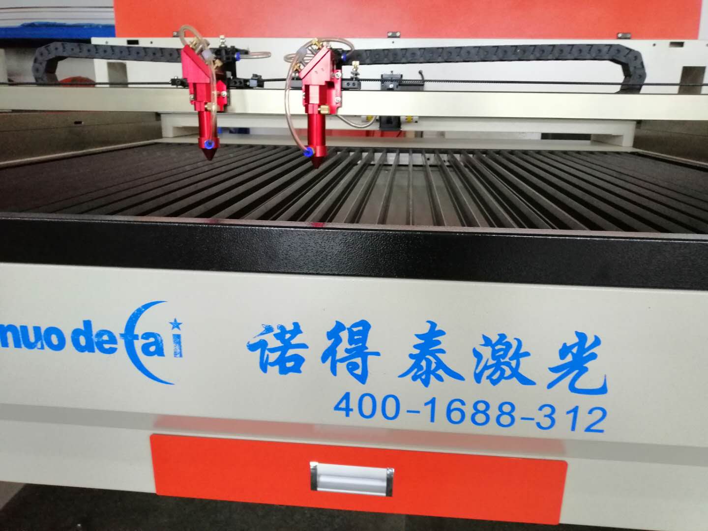 亞克力激光機(jī)在切割的過(guò)程中臺(tái)面不平會(huì)造成哪些影響？