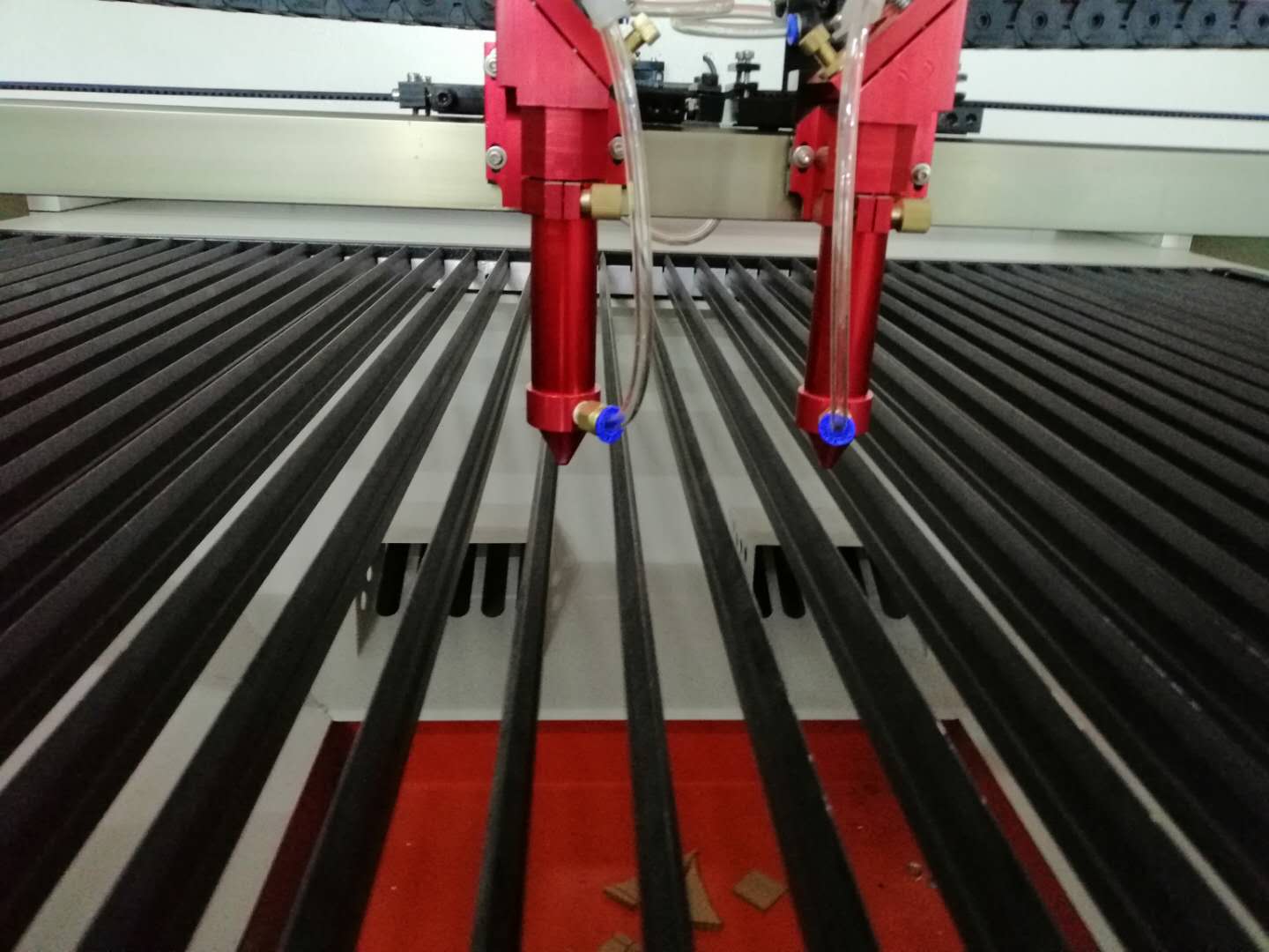 小型非金屬激光切割機(jī)設(shè)備廠家明天在哪里？