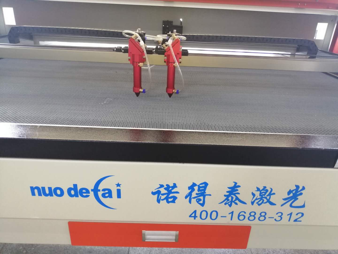 激光切割機在布料裁剪中不可代替還是有它的優(yōu)點！