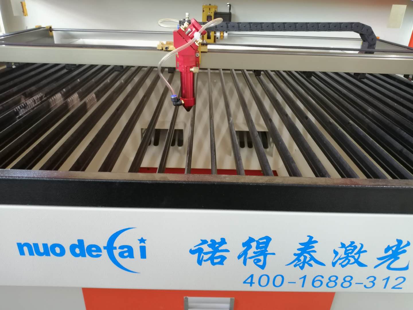 亞克力加工為什么都在使用激光切割機，優(yōu)勢體現(xiàn)在哪些方面？