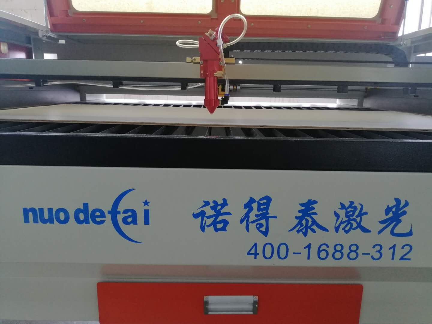 隨著行業(yè)發(fā)展需求，現(xiàn)在做小型非金屬材料激光切割機廠家也少了