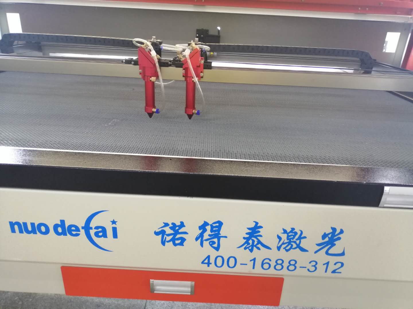 窗簾布料裁剪何不使用激光切割機加工試試？